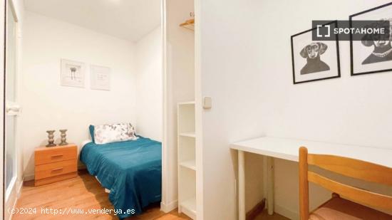 ¡Habitaciones en alquiler en un piso de 7 habitaciones en Madrid! - MADRID