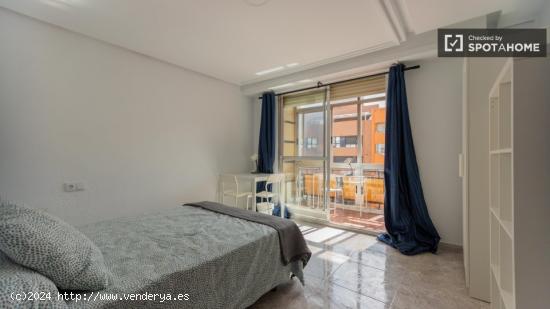 Se alquila habitación en piso de 7 habitaciones en Mestalla - VALENCIA