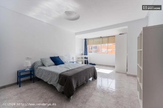  Se alquila habitación en piso de 7 habitaciones en Mestalla - VALENCIA 