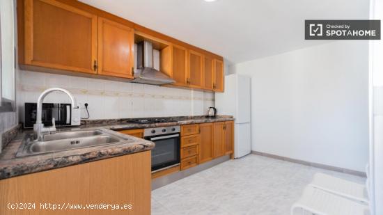 Se alquila habitación en piso de 7 habitaciones en Mestalla - VALENCIA