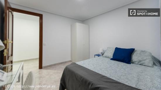 Se alquila habitación en piso de 7 habitaciones en Mestalla - VALENCIA