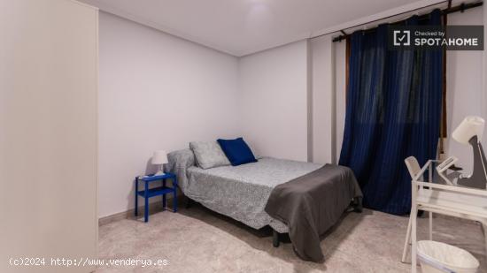 Se alquila habitación en piso de 7 habitaciones en Mestalla - VALENCIA