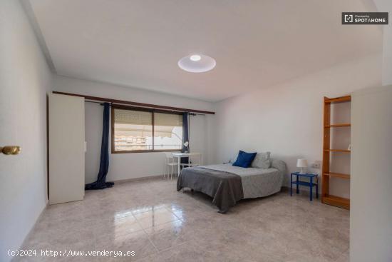  Se alquila habitación en piso de 7 habitaciones en Mestalla - VALENCIA 