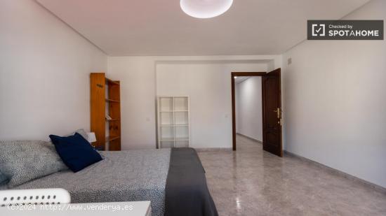 Se alquila habitación en piso de 7 habitaciones en Mestalla - VALENCIA