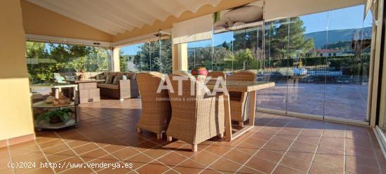 EXCELENTE CHALET EN ZONA TRANQUILA - VALENCIA