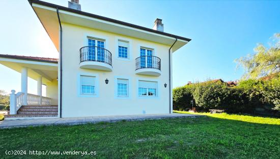 Moderno Chalet individual en finca urbana de 1.860 mt2 al lado de Comillas, Practicamente nuevo. - C