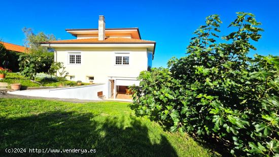 Moderno Chalet individual en finca urbana de 1.860 mt2 al lado de Comillas, Practicamente nuevo. - C