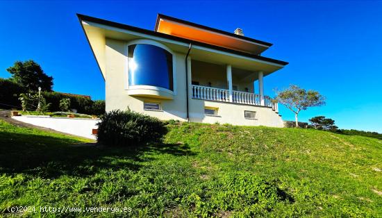 Moderno Chalet individual en finca urbana de 1.860 mt2 al lado de Comillas, Practicamente nuevo. - C