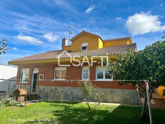 CHALET independiente a 10 km de León. Con salón, cocina, baño y 2 dormitorios en la planta baja.