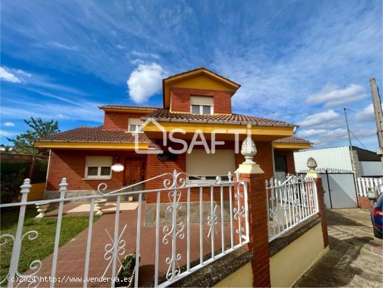 CHALET independiente a 10 km de León. Con salón, cocina, baño y 2 dormitorios en la planta baja.