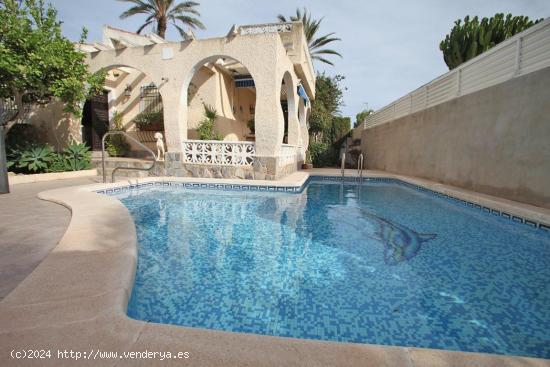 CHALET INDEPENDIENTE CON PISCINA Y JARDÍN - ALICANTE