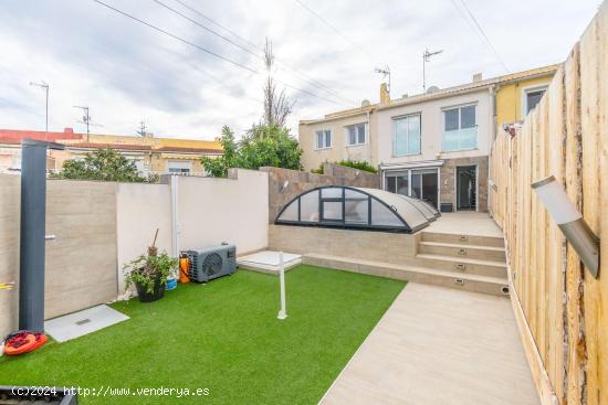 ADOSADO CON PISCINA PRIVADA Y JARDÍN EN LOS BALCONES - ALICANTE