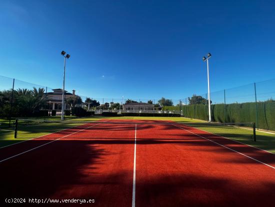 Chalet a la venta con piscina y pista de tenis en Elche, zona Perleta. - ALICANTE