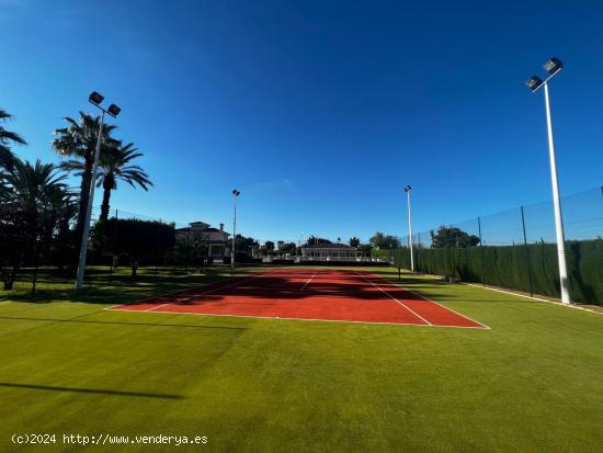 Chalet a la venta con piscina y pista de tenis en Elche, zona Perleta. - ALICANTE