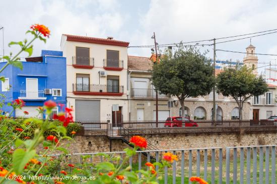 CASA EN BUEN ESTADO DE DOS PLANTAS, LOCAL, VIVIENDA Y SEGUNDA PLANTA DIAFANA. - VALENCIA