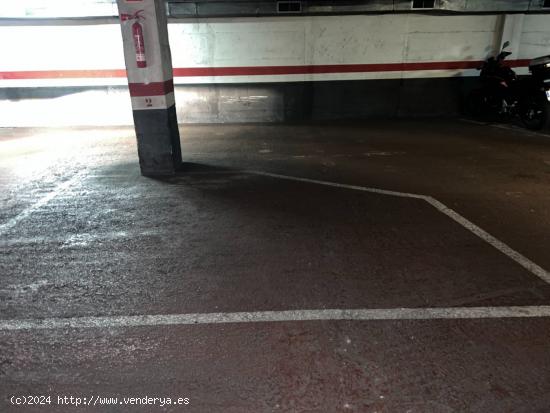 Plaza de Parquing para coche pequeño-mediano más moto - BARCELONA