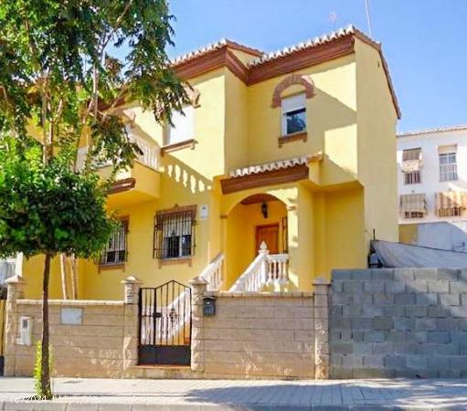 Bonita vivienda adosada situada en la Avenida Doña Juana de Huetor Vega - GRANADA