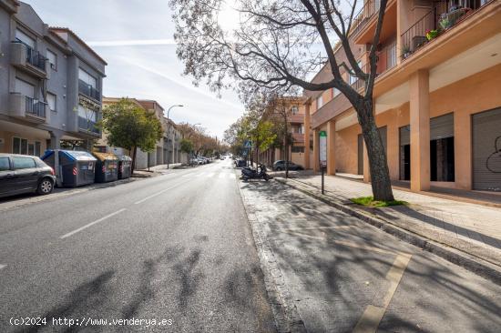 !!ESPECTACULAR LOCAL EN ALQUILER CON MUCHA VISIBILIDAD EN ESQUINA!!! - GRANADA