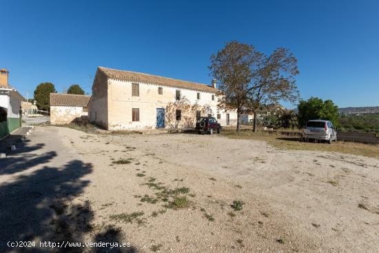 ESTUPENDA CASA-CORTIJO EN CORTES DE BAZA - GRANADA