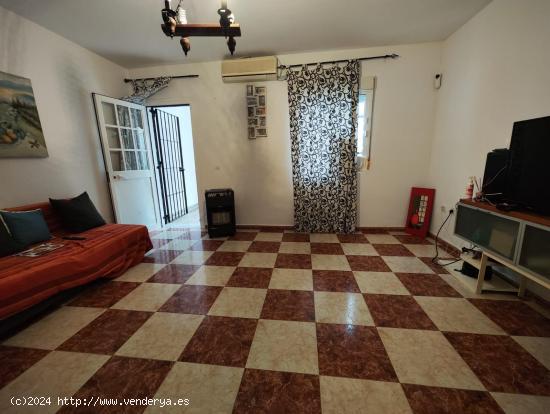 SE VENDE CASA CON PATIO PRIVADO EN AVENIDA DE LA LIBERTAD - CADIZ