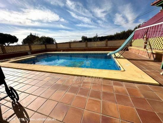 CUEVAS BAJAS- Parcela de 3.000m2 con casa en 2 plantas con 80 m/cada una. Piscina y salon campero. -