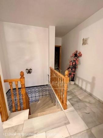 CUEVAS BAJAS- Parcela de 3.000m2 con casa en 2 plantas con 80 m/cada una. Piscina y salon campero. -