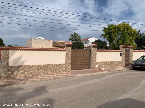 CHALET INDEPENDIENTE DE 3 DORMITORIOS CON PISCINA PRIVADA - ZONA SAN LUIS, TORREVIEJA - - ALICANTE