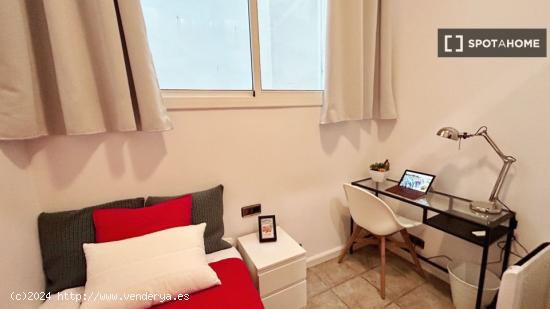 Acogedora habitación en piso compartido en Barcelona - BARCELONA