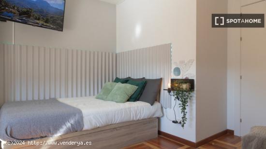 ¡Habitaciones en alquiler en un apartamento de 4 habitaciones en Madrid! - MADRID