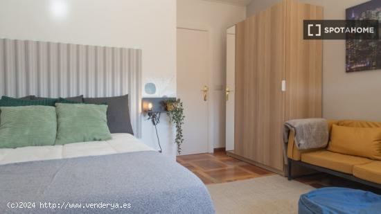 ¡Habitaciones en alquiler en un apartamento de 4 habitaciones en Madrid! - MADRID