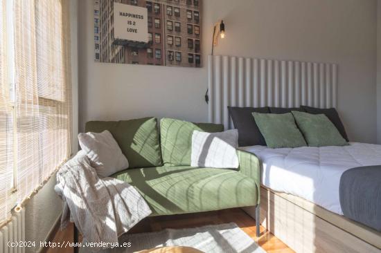  ¡Habitaciones en alquiler en un apartamento de 4 habitaciones en Madrid! - MADRID 