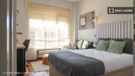 ¡Habitaciones en alquiler en un apartamento de 4 habitaciones en Madrid! - MADRID