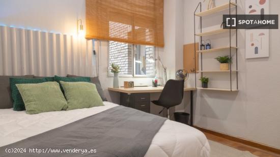 ¡Habitaciones en alquiler en un apartamento de 4 habitaciones en Madrid! - MADRID