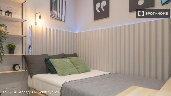 ¡Habitaciones en alquiler en un apartamento de 4 habitaciones en Madrid! - MADRID