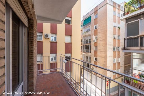 Piso en avenida de Cervantes - GRANADA