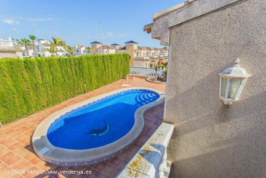 Fantástico chalet independiente con piscina en Urbanización El Raso, Guardamar del Segura, Alicant