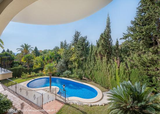 VILLA  EN  URBANIZACION MARBELLA  HILL CLUB - MALAGA