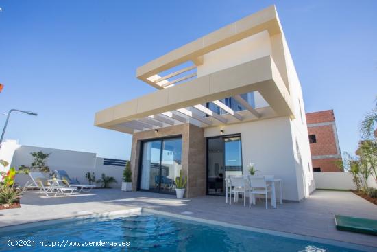 Villas independientes con piscina privada en Los Montesinos - ALICANTE