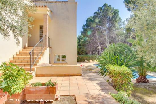 Casa con apartamento de invitados, piscina y jardín privado en Moraira. - ALICANTE