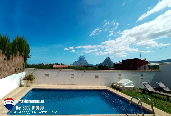 Chalet con vistas despejadas y abiertas a los viñedos y las montañas - ALICANTE