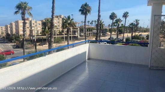 ¡ENCANTADOR APARTAMENTO CON AMPLIA TERRAZA CON VISTAS AL MAR Y A LA PISCINA - ALICANTE