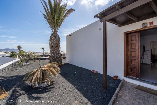 Espectacular villa en Playa Blanca con vistas al Parque Natural y licencia vacacional - Yaiza