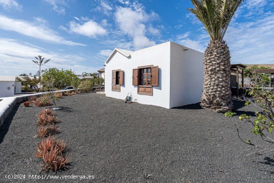 Espectacular villa en Playa Blanca con vistas al Parque Natural y licencia vacacional - Yaiza