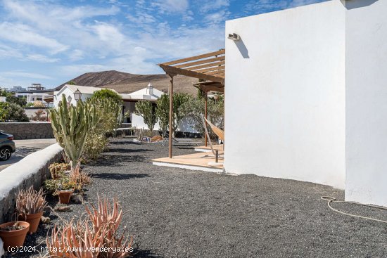 Espectacular villa en Playa Blanca con vistas al Parque Natural y licencia vacacional - Yaiza