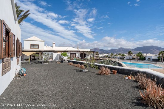 Espectacular villa en Playa Blanca con vistas al Parque Natural y licencia vacacional - Yaiza