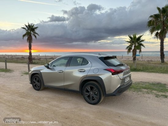 Lexus UX 2.0 250h Business City de 2020 con 96.000 Km por 21.900 EUR. en Barcelona