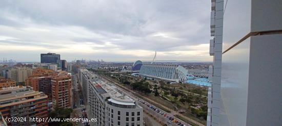 Piso de cuatro dormitorios, con vistas preciosas al mar y  a poco metros del Jardines del Rio Túria