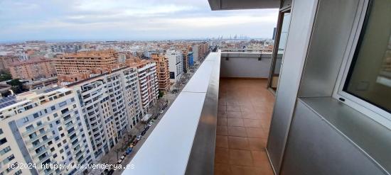 Piso de cuatro dormitorios, con vistas preciosas al mar y  a poco metros del Jardines del Rio Túria