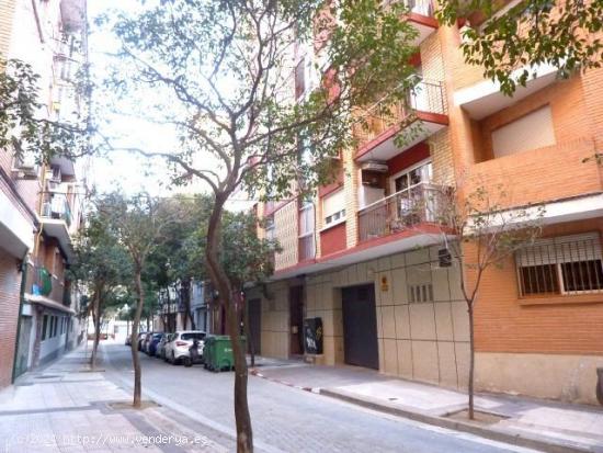  Piso exterior de 72m2 útiles, distribuidos en tres dormitorios, salón, cocina y baño. Terraza. -  