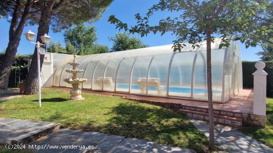 Chalet con piscina cubierta y placas solares - MADRID